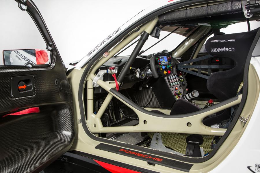 Интерьер Porsche 911 RSR (991) 2017 года  (фото 27 из 39)